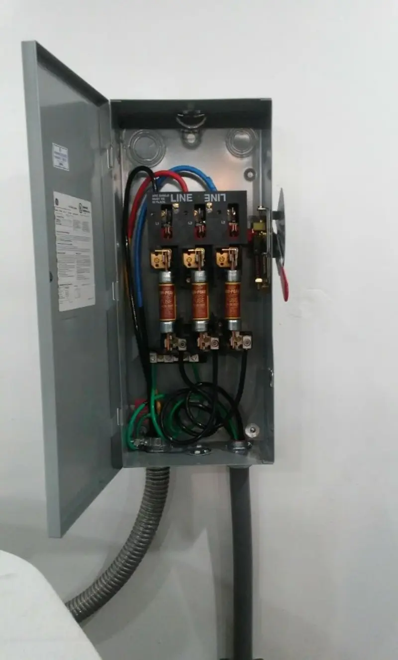 Three-phase disconnect switch installed for Smoke Detector Installation in Tyler